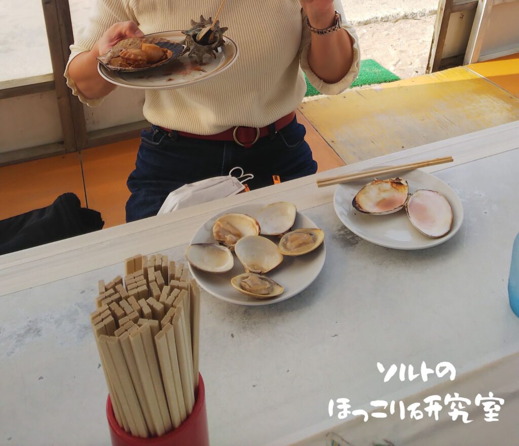 千里浜なぎさドライブウェイの海の家で食べられる、ホタテ、ハマグリ、サザエの海鮮焼きの写真。