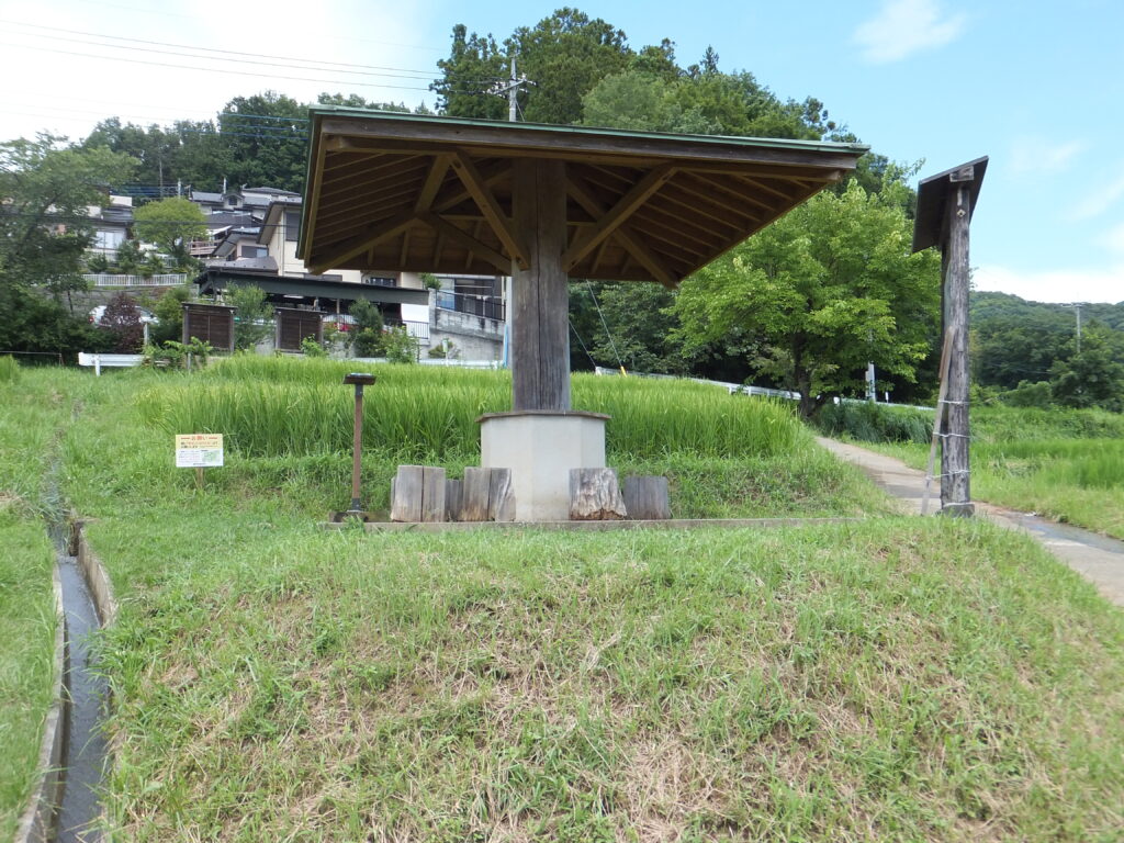 寺坂棚田中腹にある屋根付き休憩所の写真。