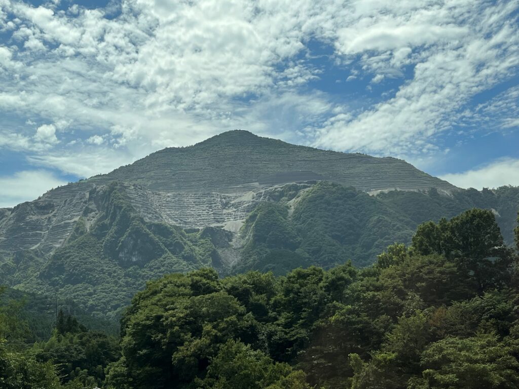 武甲山の写真。石灰岩の独特な見た目をしている。