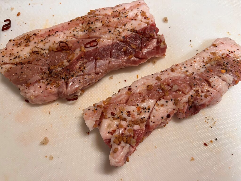 豚バラに焼肉ザパンチをまぶした写真。